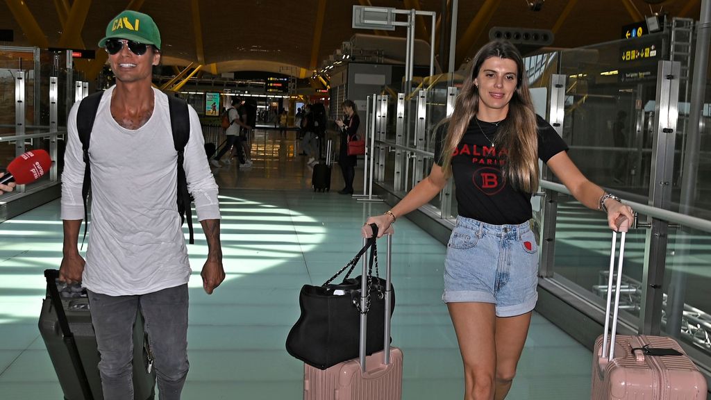 Julio José Iglesias, pillado con Viviane Doménico en el aeropuerto tras pasar unos días de vacaciones