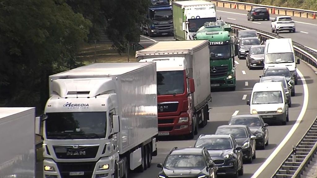 Los camioneros paralizados en la frontera con Francia durante horas por los incendios