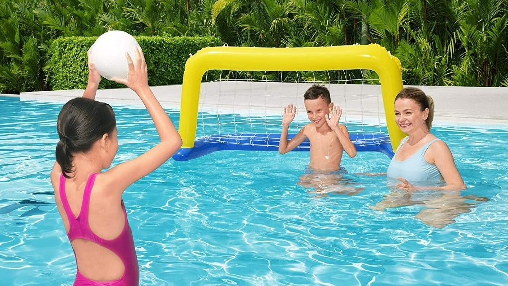 Los mejores juegos para disfrutar en familia en la piscina