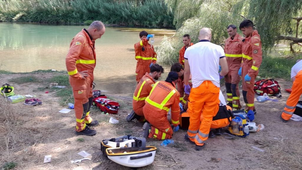 Los servicios de emergencias en la zona de La Presa donde ha fallecido el padre ahogado
