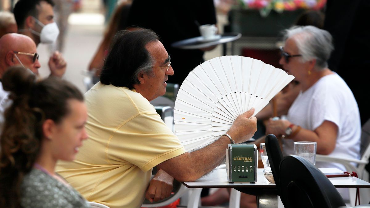 MLG 12-07-2021.- Aviso naranja en Málaga por temperaturas que superarán los 40 grados en algunos puntos de la capital y la provincia. Se espera que los termómetros alcancen las cifras más altas ya que el viento de terral regresará al litoral y al Valle del Guadalhorce,en la imagen varias personas intentan protegerse de dicho calor.-ÁLEX ZEA. MLG 12-07-2021.- Aviso naranja en Málaga por temperaturas que superarán los 40 grados en algunos puntos de la capital y la provincia. Se espera que los termómetros alcancen las cifras más altas ya que el viento de terral regresará al litoral y al Valle del Guadalhorce,en la imagen varias personas intentan protegerse de dicho calor.-ÁLEX ZEA.