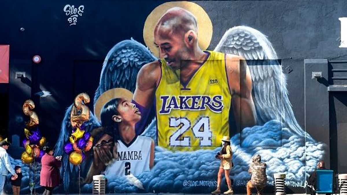 Mural del ex jugador de Los Angeles Laker Kobe Bryant y su hija Gianna