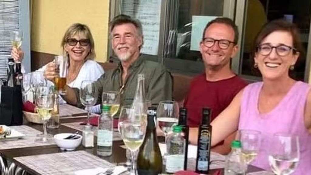 Olivia Newton-John junto a su marido y unos amigos