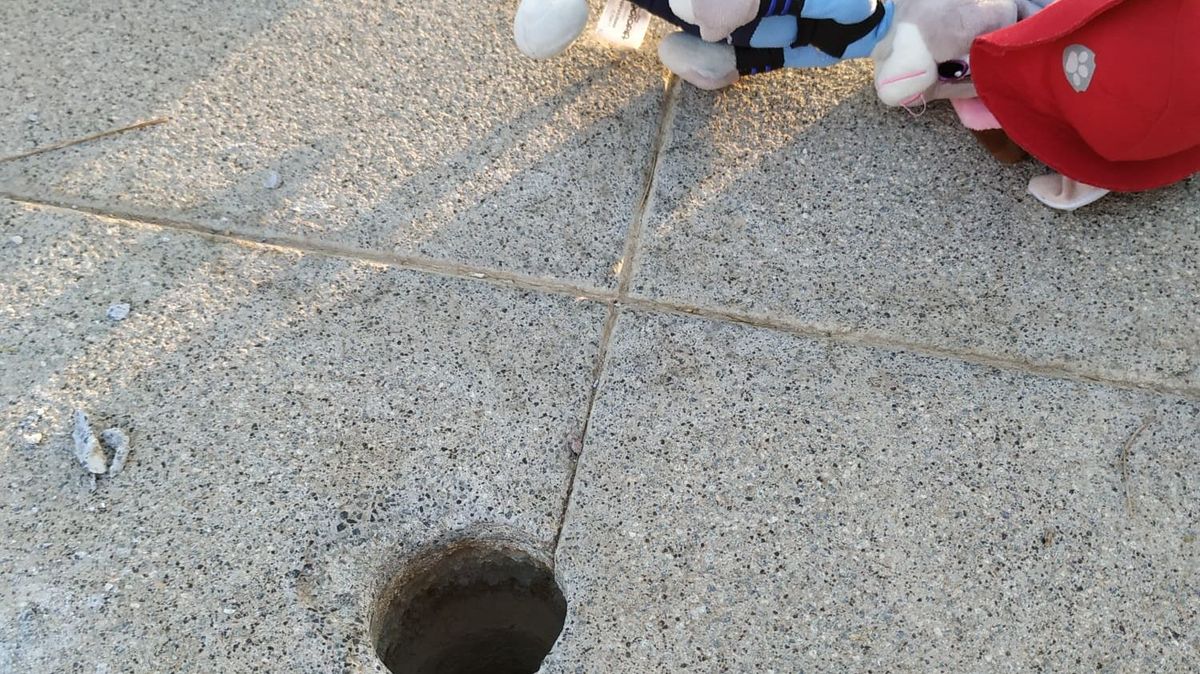 Rescate de una bebé atrapada en un agujero de un parque de Sevilla Rescate de una bebé atrapada en un agujero de un parque de Sevilla