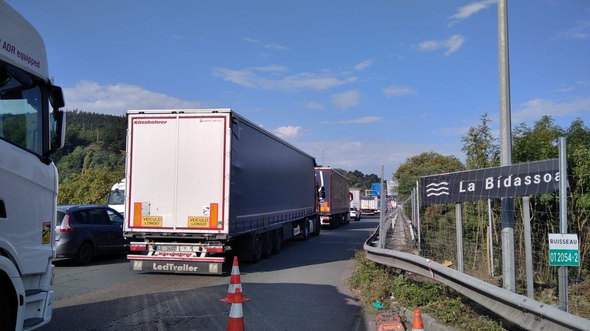 Retenciones de camiones cerca del paso de Biriatou Retenciones de camiones cerca del paso de Biriatou