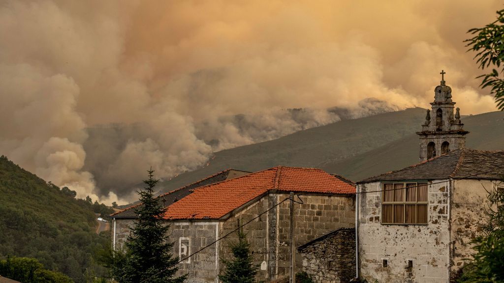 Los incendios arrasan Galicia: nueva jornada crítica en Ourense con amenazas a casas y cortes de tren