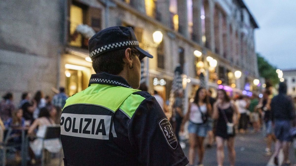 Un agente vigila en las fiestas de Vitoria-Gasteiz las aglomeraciones de jóvenes Un agente vigila en las fiestas de Vitoria-Gasteiz las aglomeraciones de jóvenes