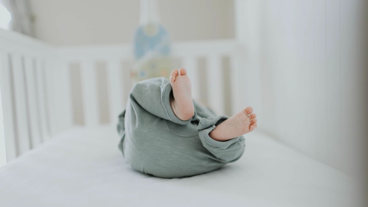 Un bebé en una cuna