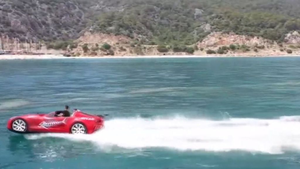 Un Ferrari por el mar ya es posible gracias a este artilugio que ha causado sensación
