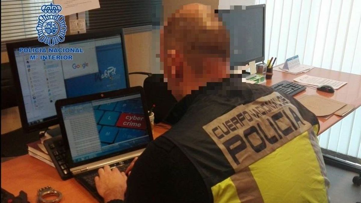 Un Policía investigando en un ordenador
