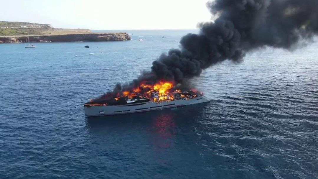 Un yate de lujo valorado en 25 millones de euros es devorado por las llamas en aguas de Formentera