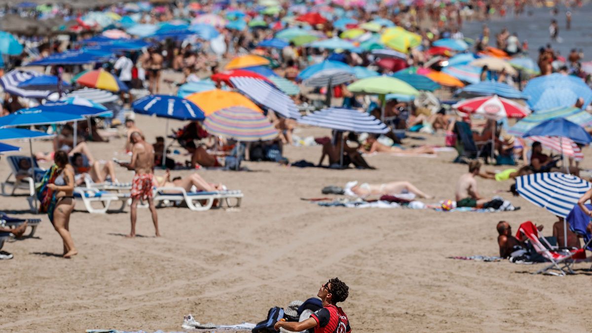 Bañistas disfrutan en la Playa de la Malvarrosa, a 12 de agosto de 2022, en Valencia, Comunidad Valenciana