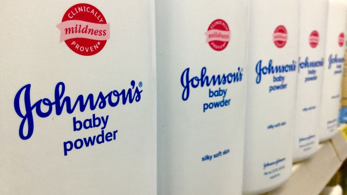 Botes de polvos de talco cosmético de la firma Johnson & Johnson a la venta en un comercio