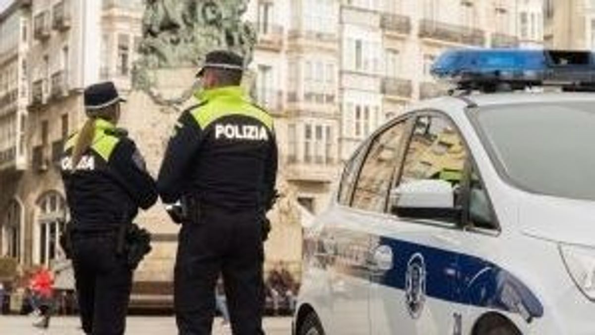 Dos agentes de la Policía Local de Vitoria Dos agentes de la Policía Local de Vitoria