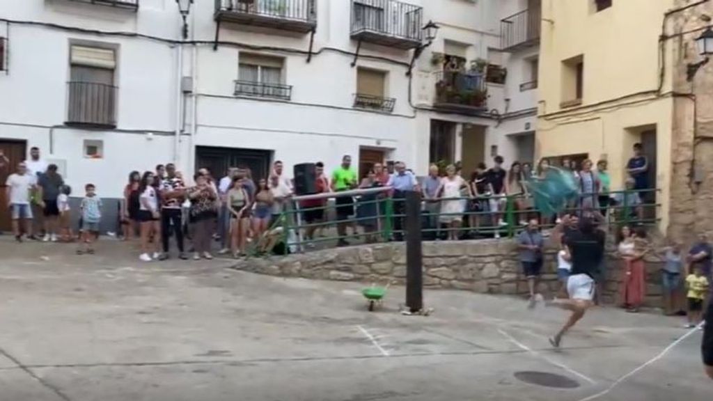 El brutal golpe que reciben los espectadores de un pueblo de Teruel: les lanzan una carretilla