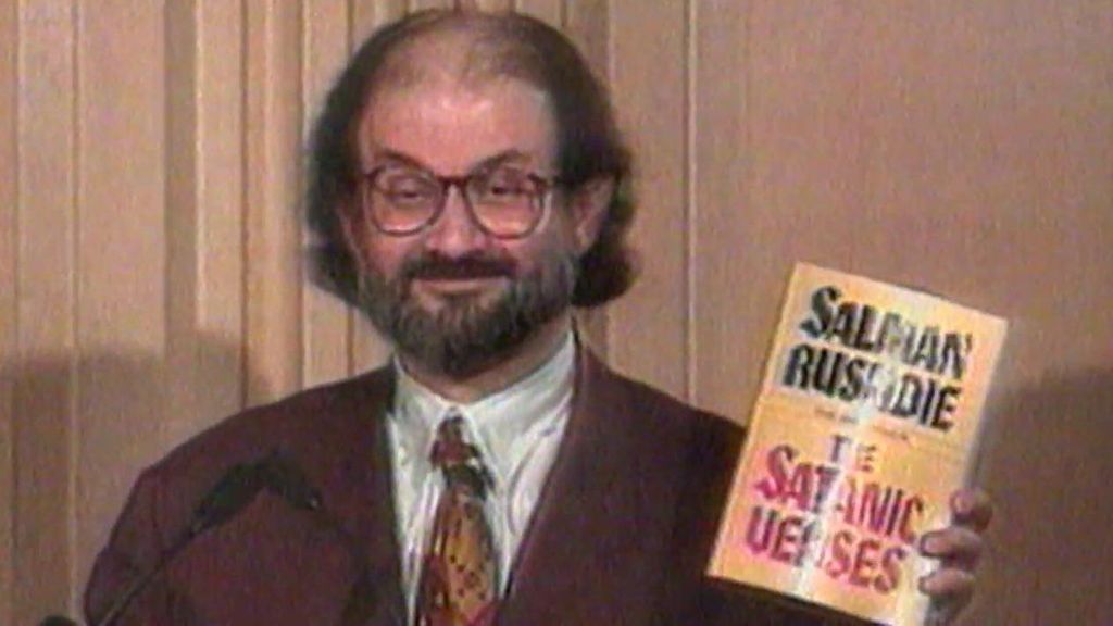 El libro ‘Los versos satánicos’ por el que Salman Rushdie llevaba media vida amenazado de muerte