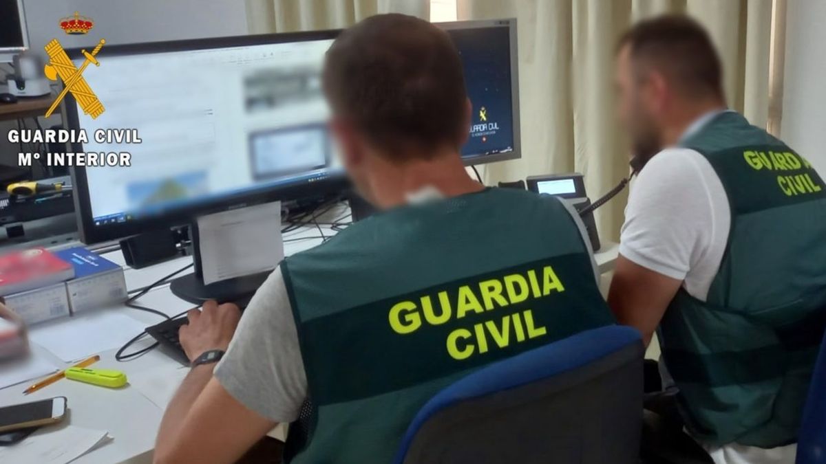 Equipo '@' de la Guardia Civil con ordenadores