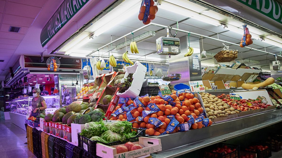 Establecimiento de frutas en el Mercado Municipal de Pacífico, a 6 de agosto de 2022, en Madrid Establecimiento de frutas en el Mercado Municipal de Pacífico, a 6 de agosto de 2022, en Madrid