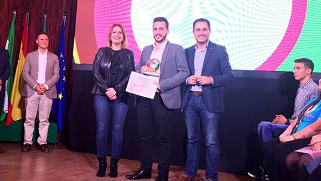 Ezequiel recogiendo el premio del IAJ