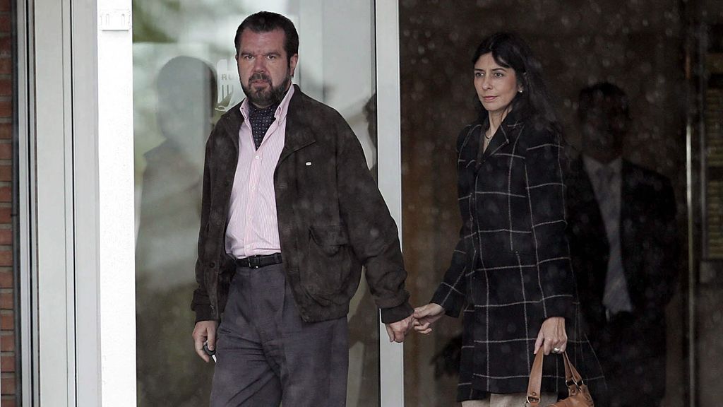 Jesús Ortiz y su mujer, Ana Tobeles, salen del hospital tras el nacimiento de la infanta Sofía, en 2007