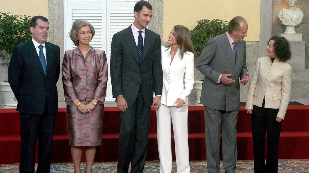 Los reyes Felipe y Letizia, con sus respectivos progenitores, durante su pedida de mano