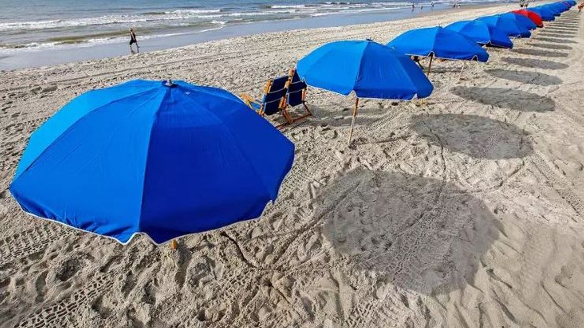 Muere una mujer de 63 años empalada por una sombrilla de playa
