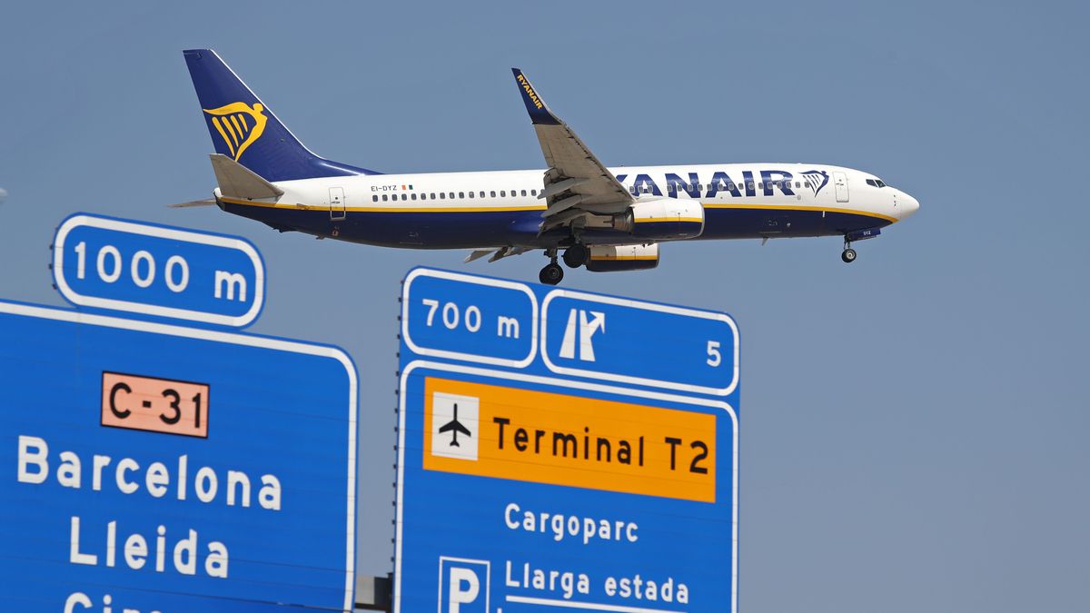 Un avión de la compañía Ryanqir despega del aeropuerto Josep Taradellas El Prat, de Barcelona