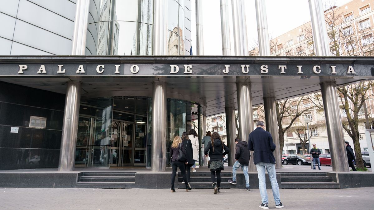 Varias personas acceden al Palacio de Justicia de Vitoria Varias personas acceden al Palacio de Justicia de Vitoria