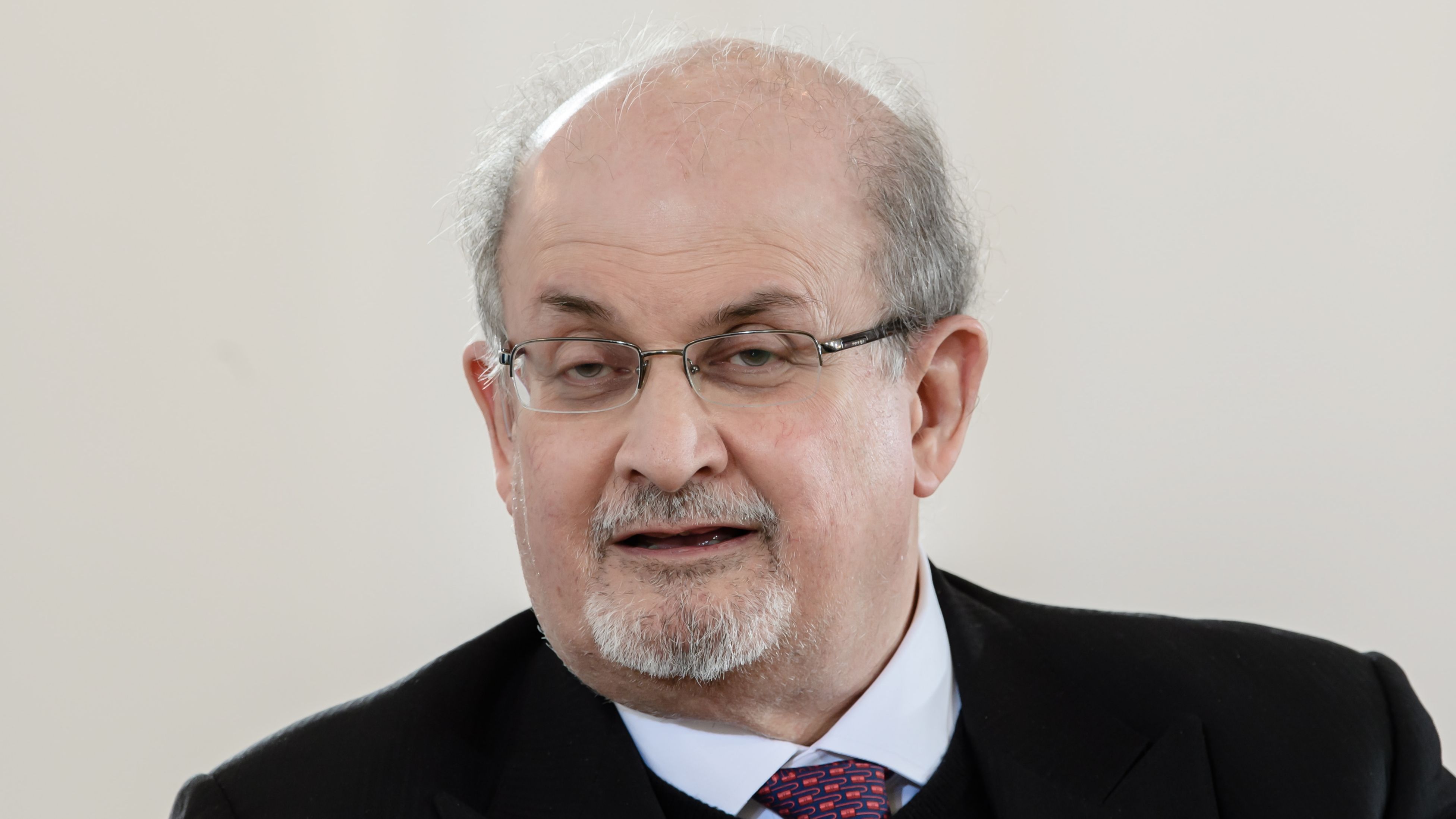 El escritor Salman Rushdie sobrevive con respiración asistida: es posible que pierda un ojo tras el ataque