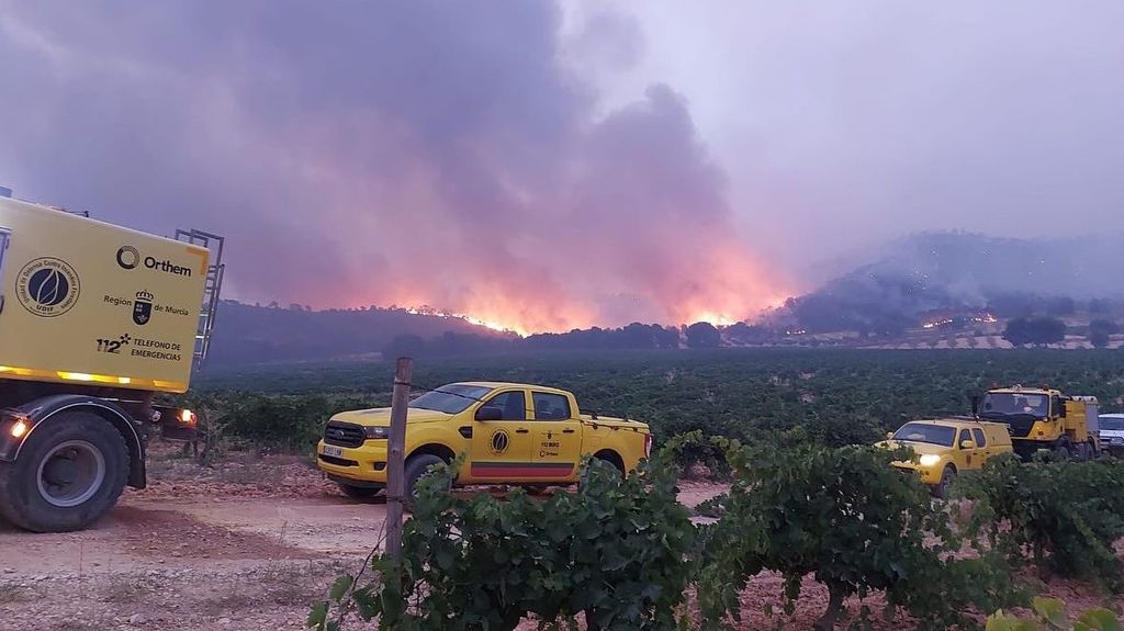 El fuego en Jumilla, Murcia, arrasa ya 400 hectáreas: la UME va a incorporarse a la extinción