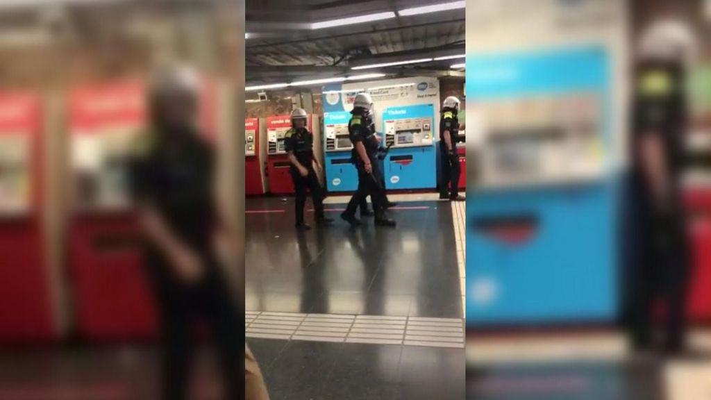 Manteros vs Guardia Urbana en el metro de Barcelona