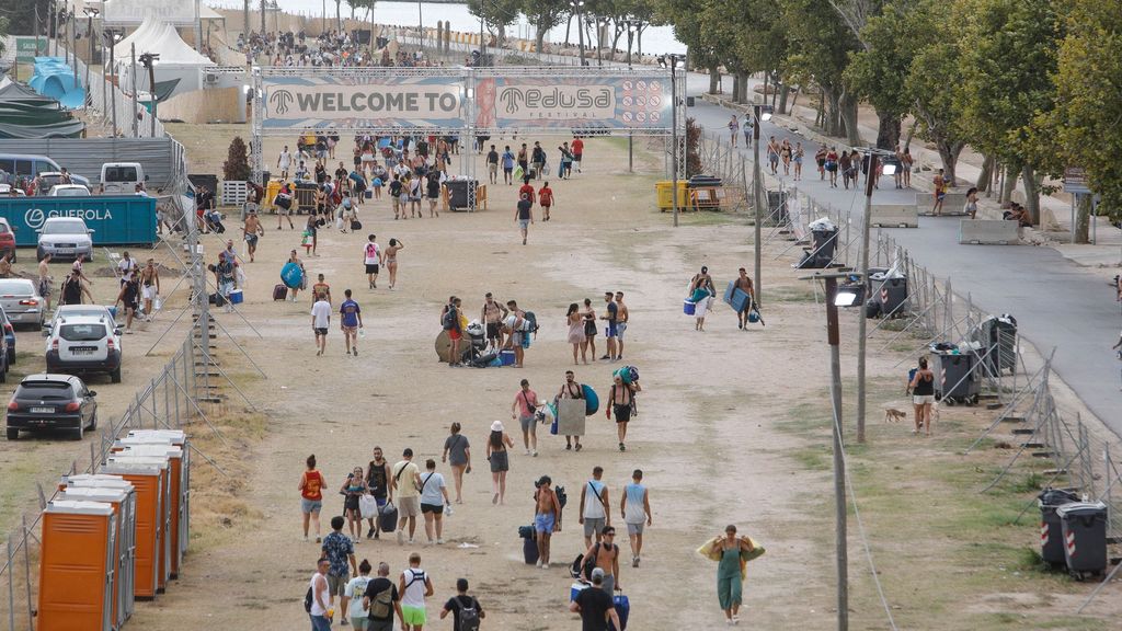 Numerosos jóvenes abandonan el recinto del Festival Medusa de Cullera (Valencia).