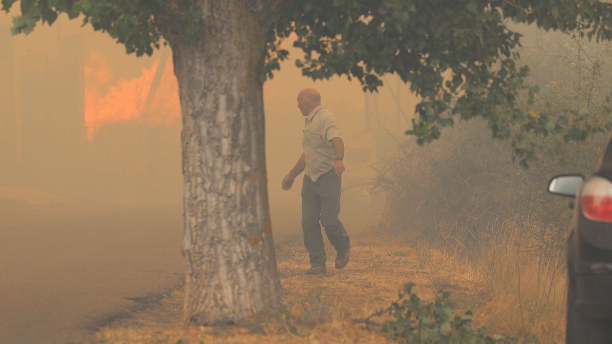 Un vecino huye de las llamas, a 13 de agosto de 2022, en Añón de Moncayo, Zaragoza, Aragón (España)