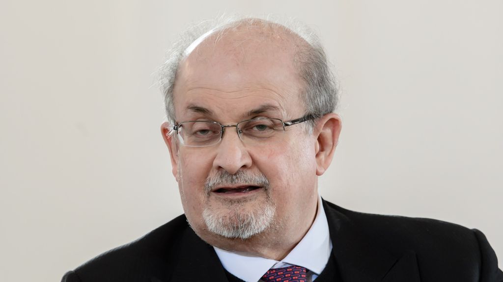 Apuñalan al escritor Salman Rushdie: sobrevive con respiración asistida y está muy grave