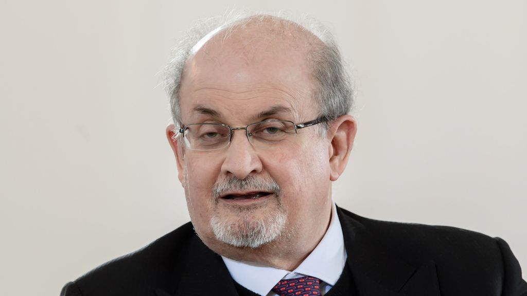 El escritor Salman Rushdie sobrevive con respiración asistida