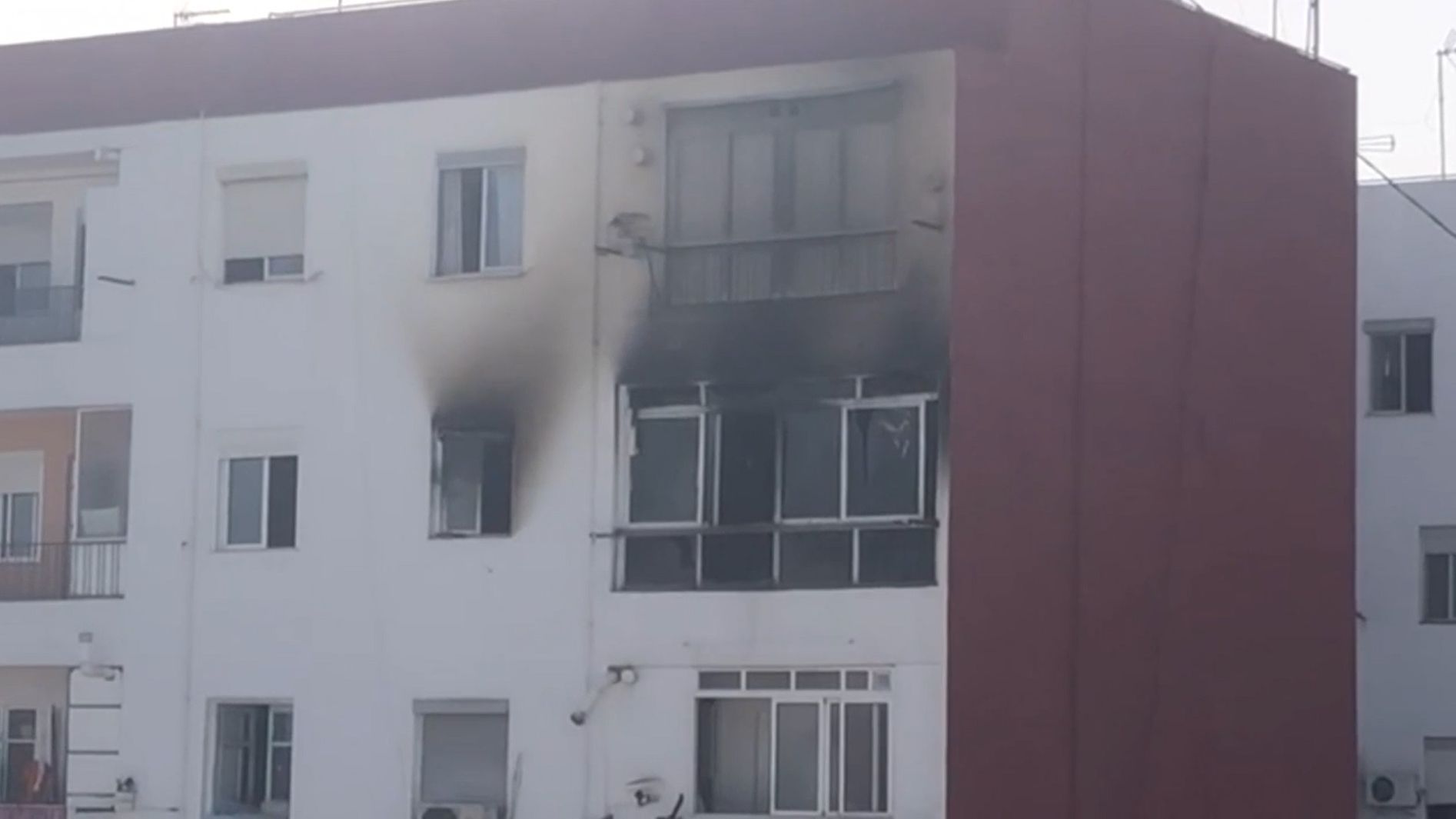 Dos fallecidos y tres heridos, dos de ellos bomberos, en el incendio de una vivienda en Valencia