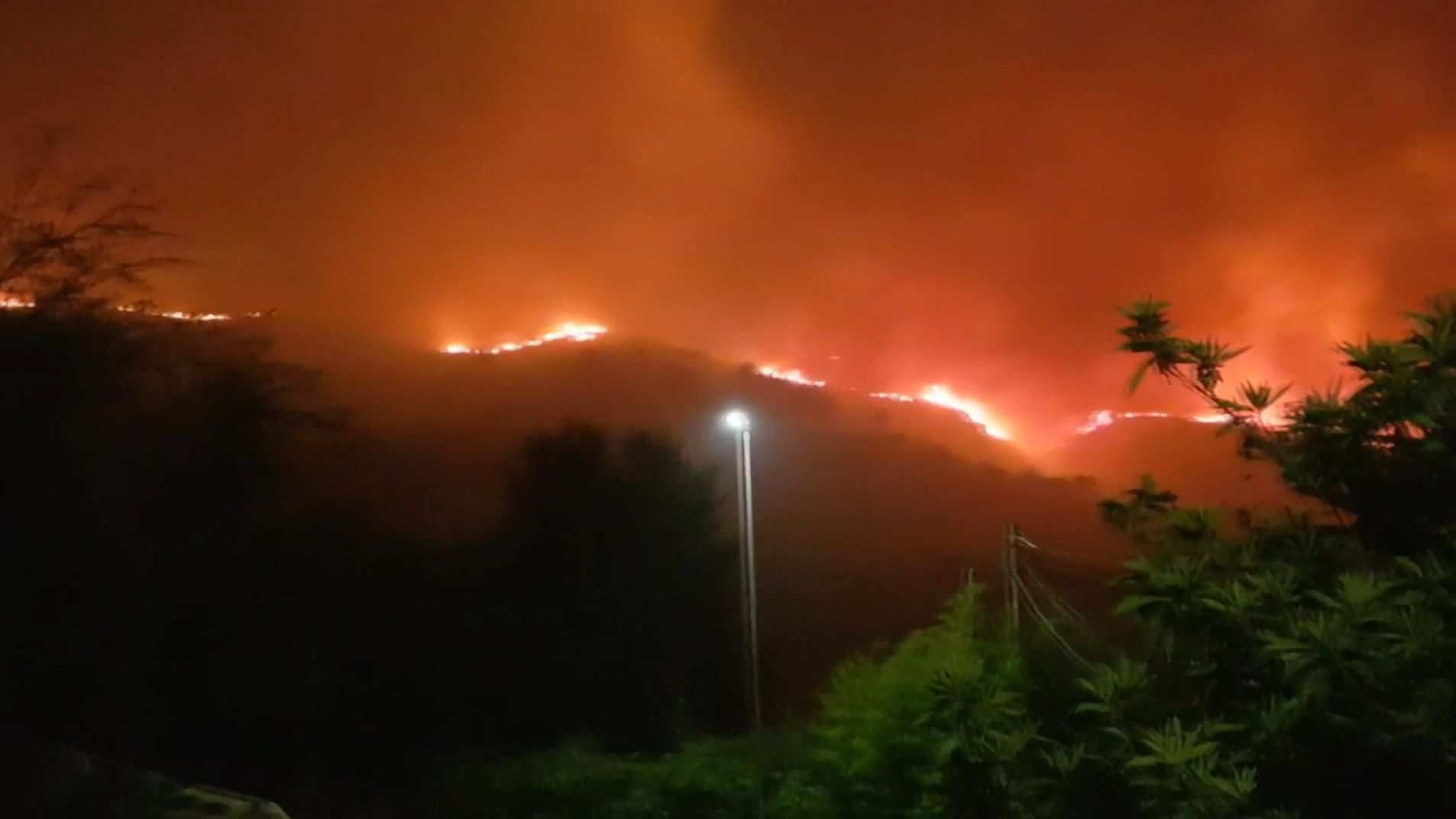 El fuego en Alicante, que se inició por la caída de un rayo, arrasa ya 2.200 hectáreas