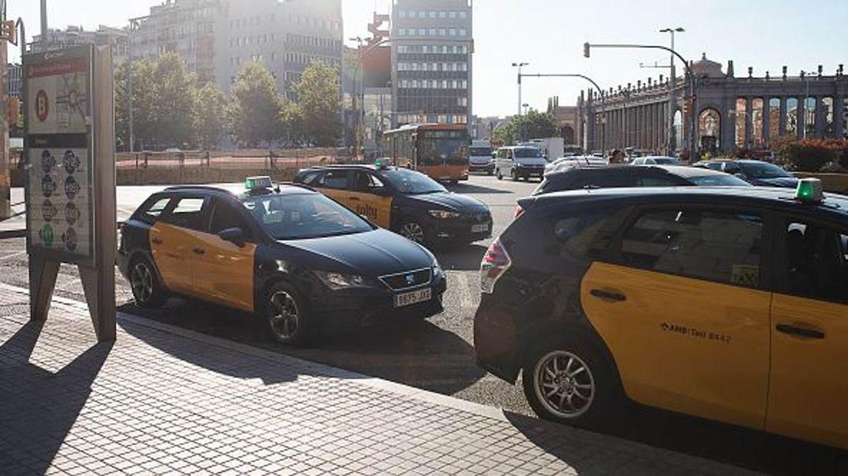 En estado grave un joven tras saltar de un taxi en marcha en Barcelona: la policía investiga lo ocurrido