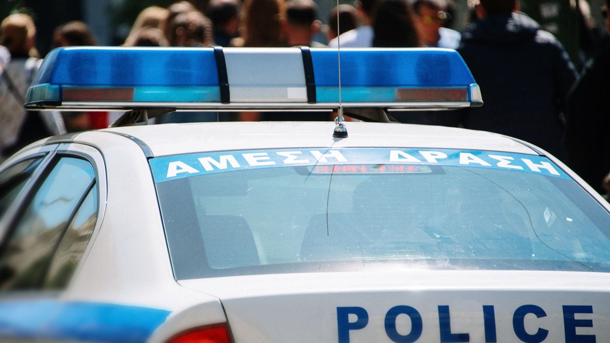 Imagen de archivo de un coche de Policía griega, que ha detenido a los presuntos cuatro agresores