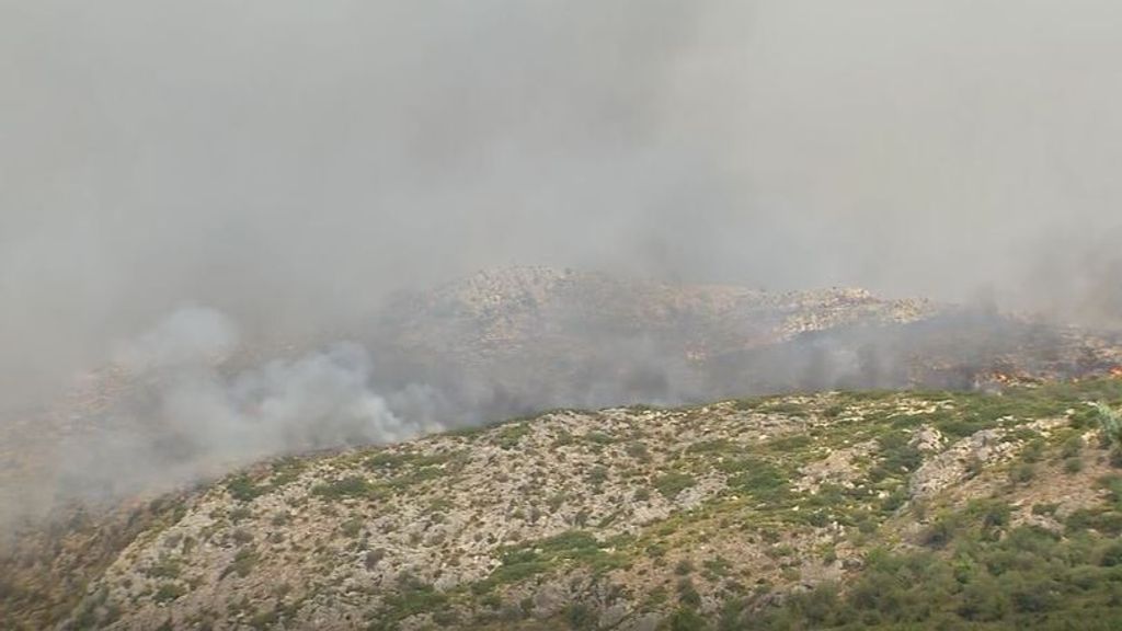 Las llamas devoran casi 4.000 hectáreas en el incendio de Alicante: la cifra podría aumentar en las próximas horas