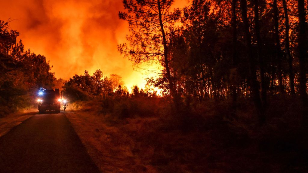 Los bomberos combaten el fuego en Francia, uno de los países más afectados por los incendios