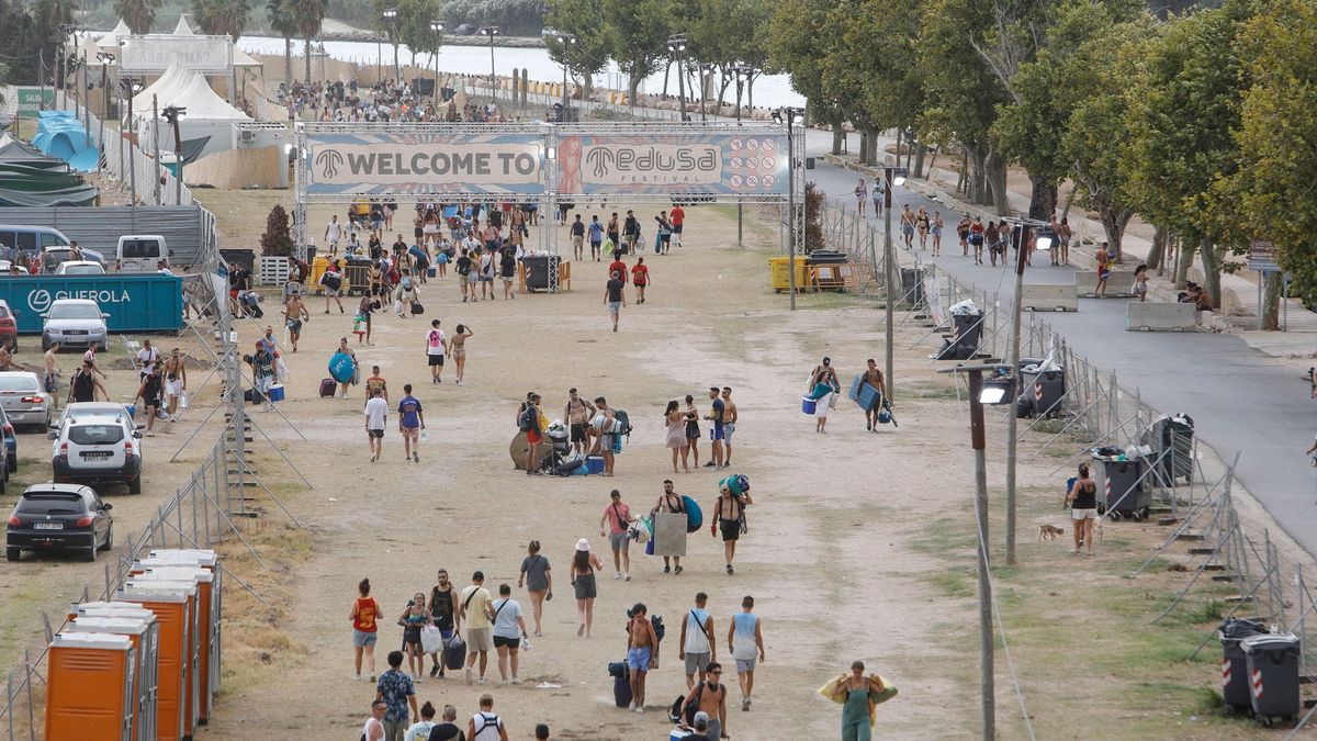 Numerosos jóvenes abandonan el recinto del Festival Medusa de Cullera (Valencia) Numerosos jóvenes abandonan el recinto del Festival Medusa de Cullera (Valencia)