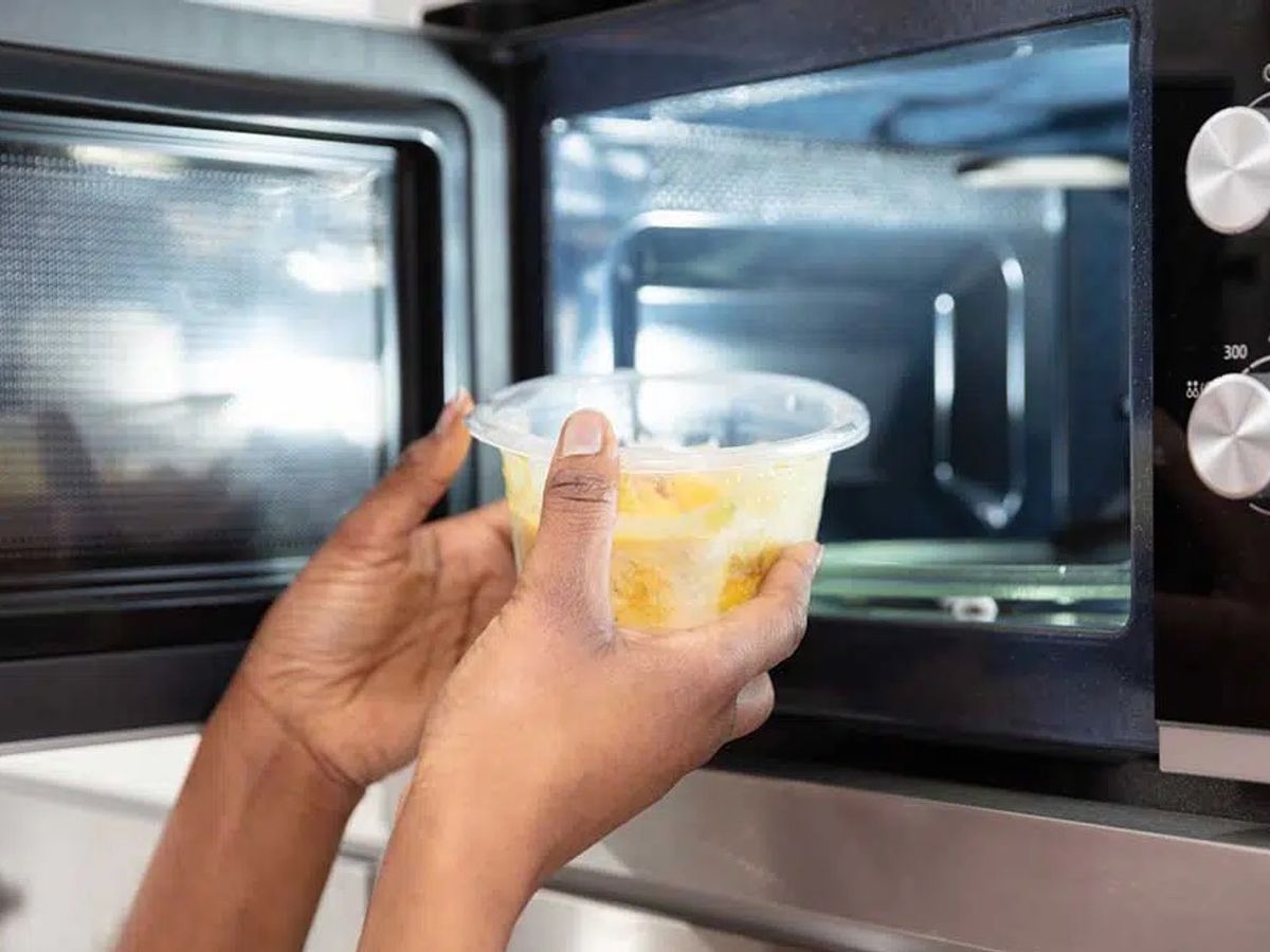 Esto es lo que dice la ciencia sobre si es seguro o no cocinar alimentos en  bolsas de plástico en el microondas