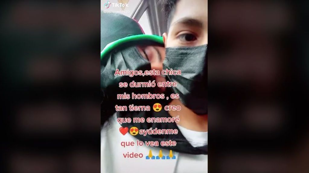 Pide ayuda en TikTok para encontrar a una joven que se quedó dormida en su hombro