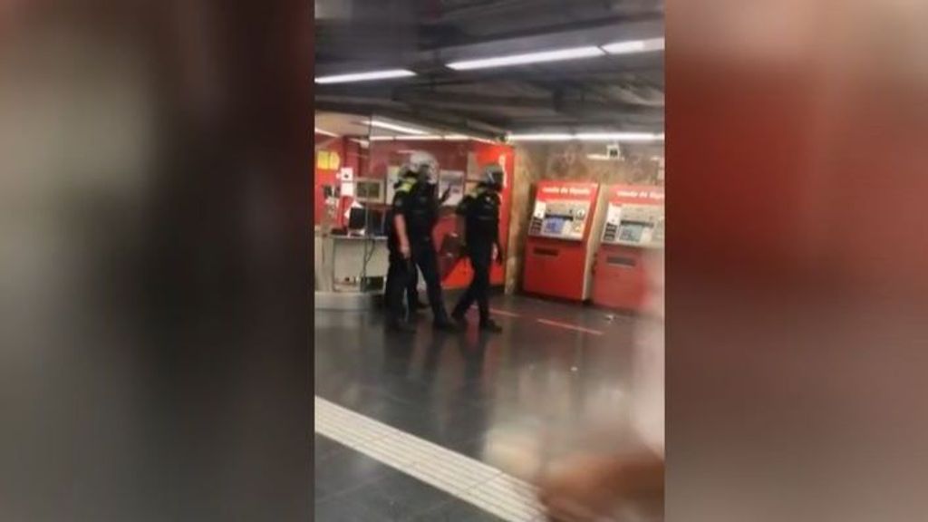 Tensión en el Metro de Barcelona: 40 manteneros se enfrentan a la Guardia Urbana tras ser desalojados