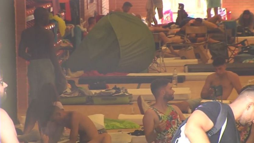 Varios jóvenes han pasado la noche en el polideportivo de Cullera tras ser desalojados del camping
