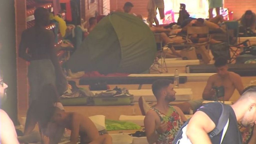 Varios jóvenes han pasado la noche en el polideportivo de Cullera tras ser desalojados del camping