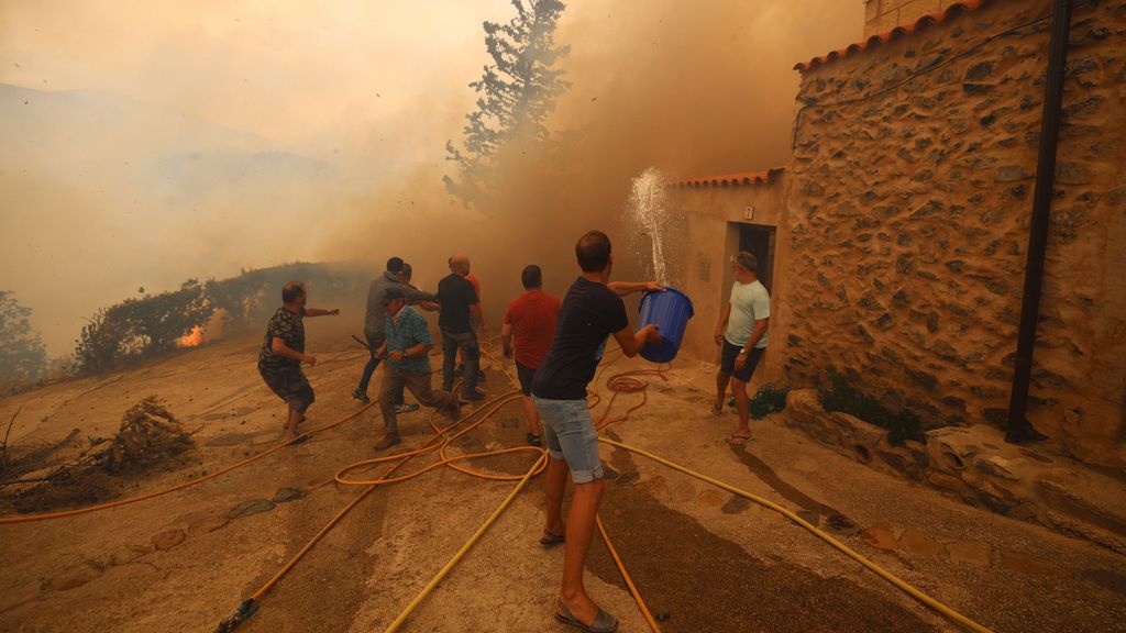 Vecinos de la localidad luchan contra las llamas del incendio, a 13 de agosto de 2022, en Añón de Moncayo, Zaragoza