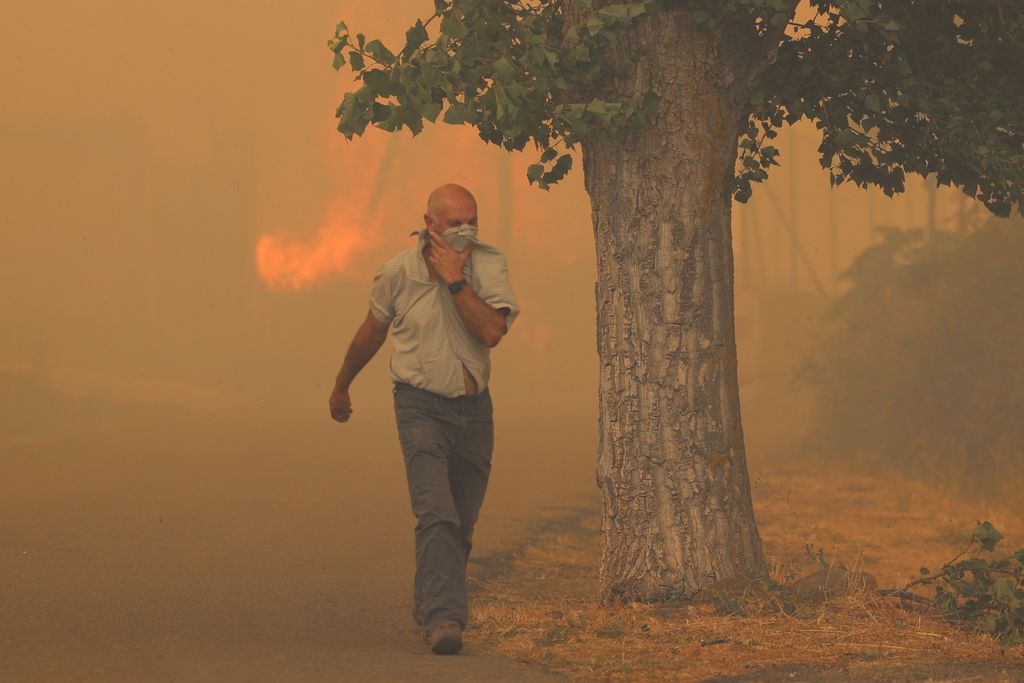 La angustiosa lucha de los vecinos de Añón del Moncayo contra el fuego, en imágenes