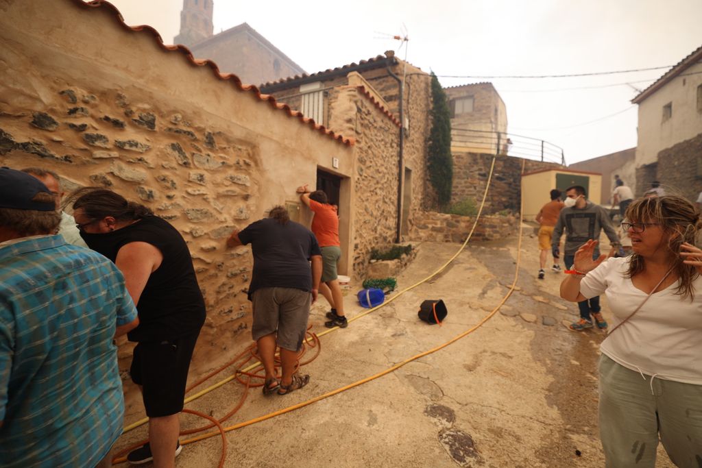 La angustiosa lucha de los vecinos de Añón del Moncayo contra el fuego, en imágenes